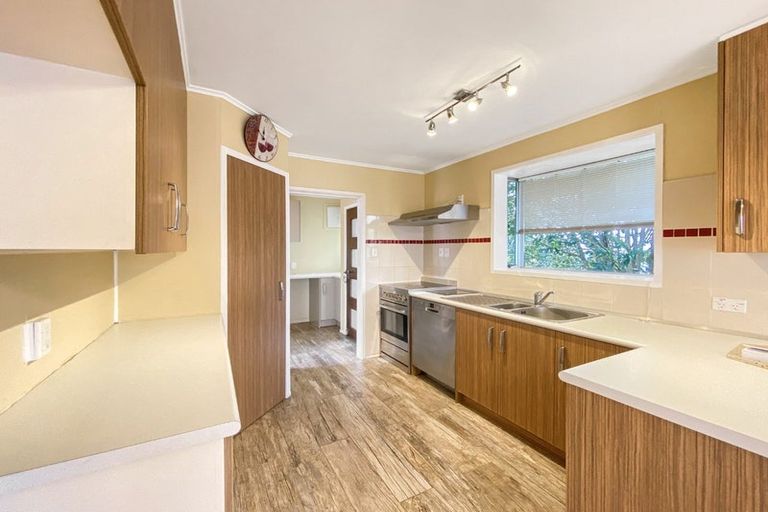 Photo of property in 28 Lewisham Street, Highland Park, Auckland, 2010