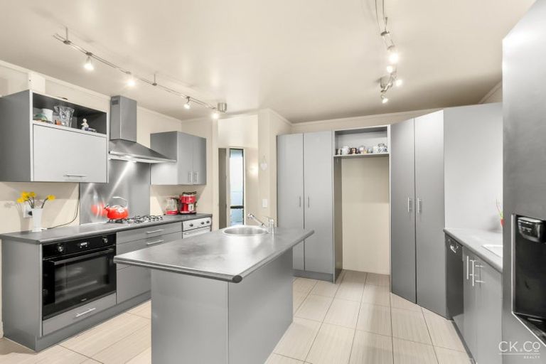 Photo of property in 18 Arahiwi Grove, Tirohanga, Lower Hutt, 5010