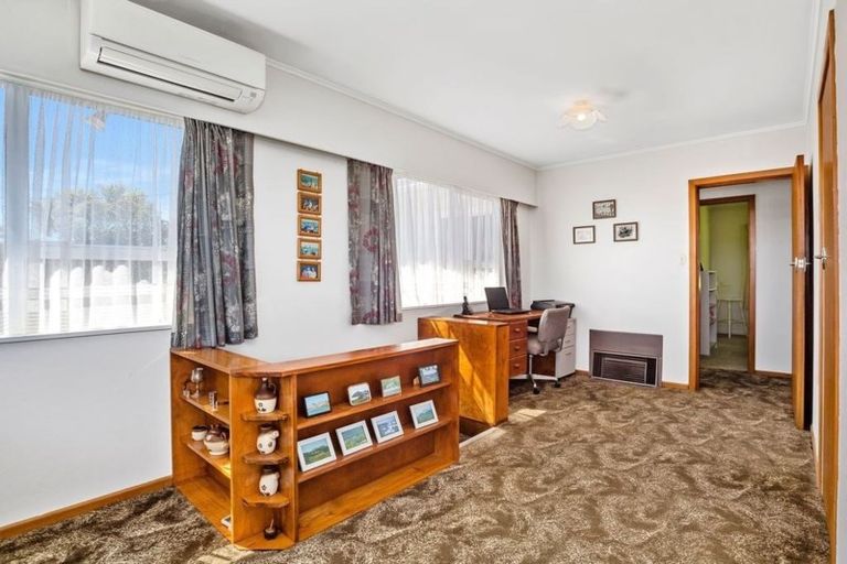Photo of property in 12 Kinapori Terrace, Newlands, Wellington, 6037