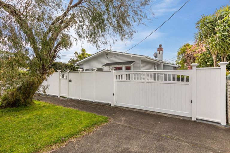 Photo of property in 19 Western Springs Road, Morningside, Auckland, 1021