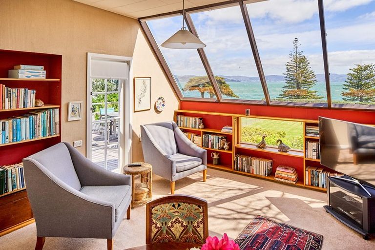 Photo of property in 5 Tui Road, Days Bay, Lower Hutt, 5013