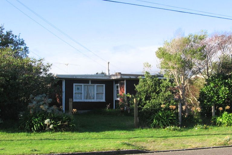 Photo of property in 17 Rangihiroa Street, Waikanae Beach, Waikanae, 5036
