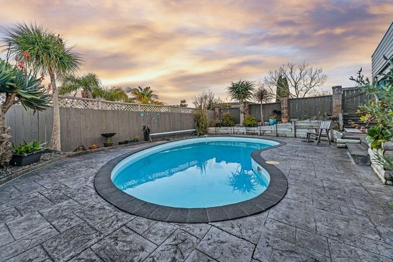 Photo of property in 1/46 Westpark Drive, West Harbour, Auckland, 0618