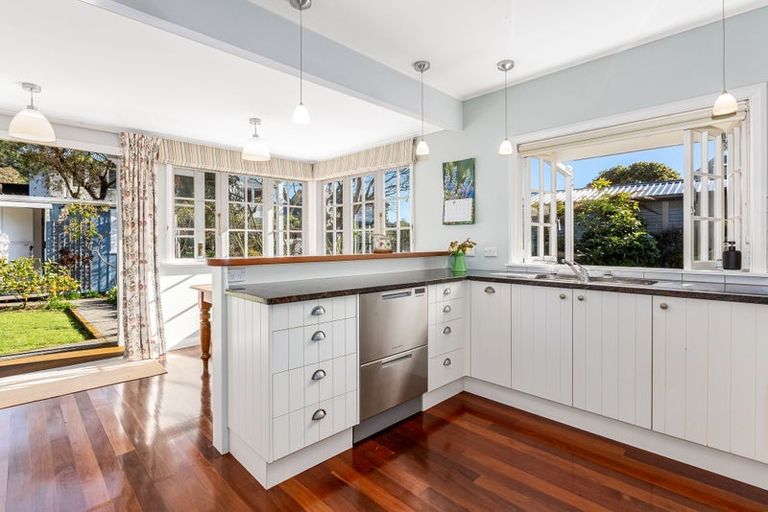 Photo of property in 10 Kowhai Street, Eastbourne, Lower Hutt, 5013