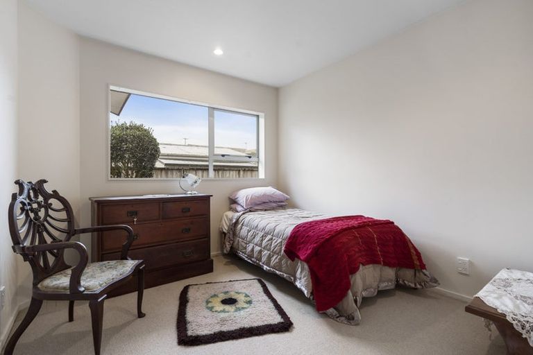 Photo of property in 19c Beach Road, Te Atatu Peninsula, Auckland, 0610