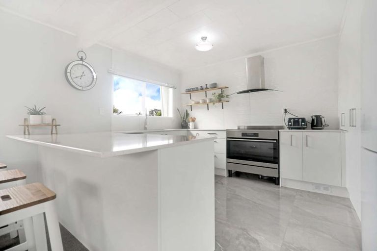 Photo of property in 22 Fernleigh Avenue, Waiuku, 2123
