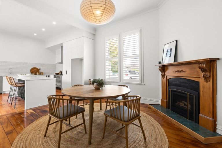 Photo of property in 27 Napier Terrace, Hospital Hill, Napier, 4110