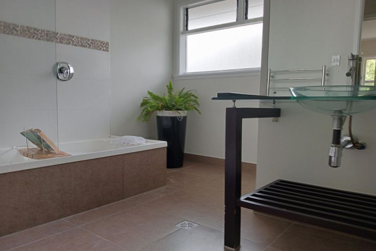 Photo of property in 57 Lawrence Crescent, Hillpark, Auckland, 2102