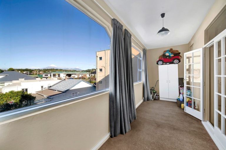 Photo of property in Devonport Apartments, 3/127 Saint Aubyn Street, New Plymouth, 4310