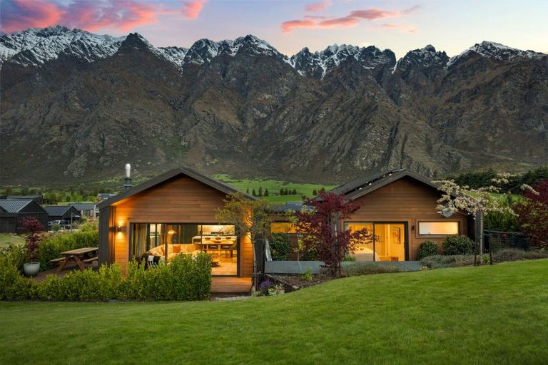 Photo of property in 37 Pendeen Crescent, Jacks Point, Queenstown, 9371