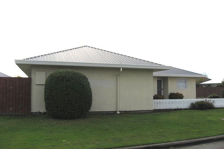 Photo of property in 11 Honeysuckle Place, Northcote, Christchurch, 8052