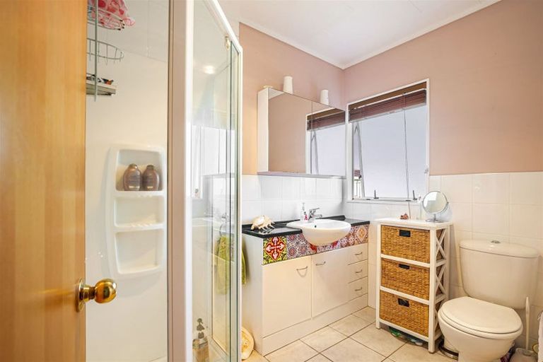 Photo of property in 3 Garcia Place, West Harbour, Auckland, 0618