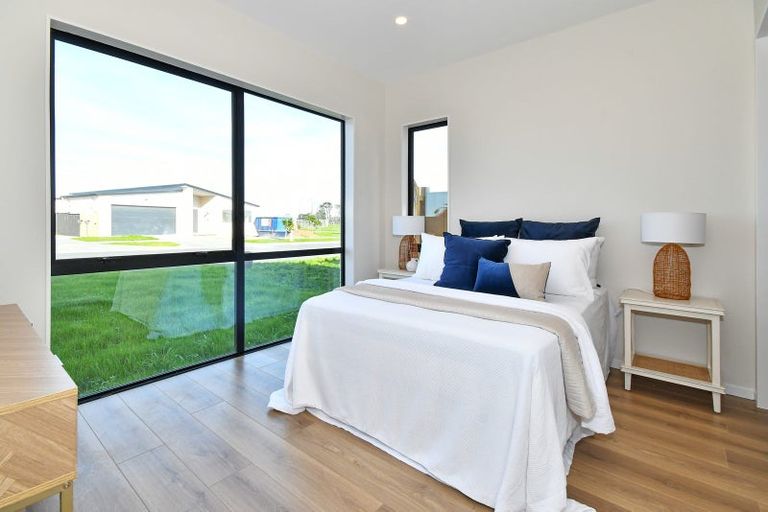 Photo of property in 8 Korowhiti Road, Clarks Beach, 2122