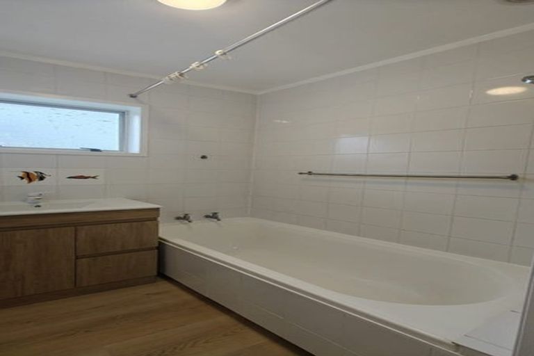Photo of property in 1/4 Mahuta Grove, Northcote, Auckland, 0627