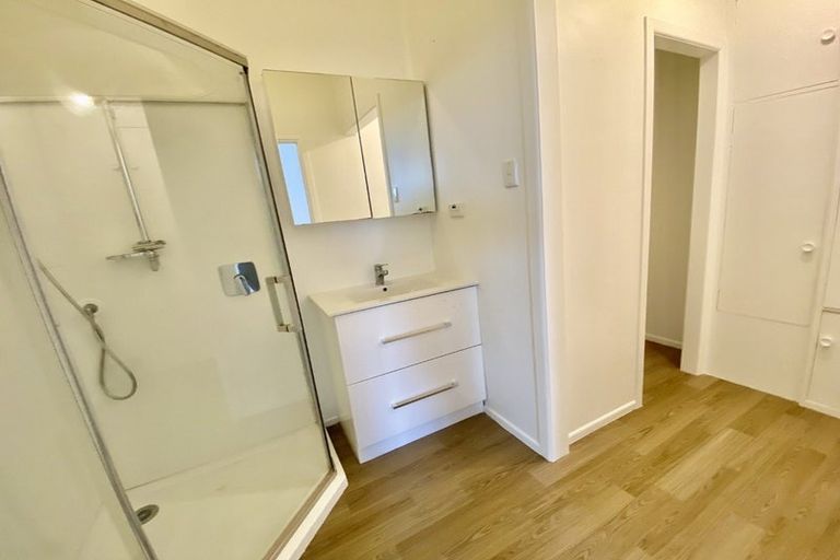 Photo of property in 85 Pupuke Road, Northcote, Auckland, 0627