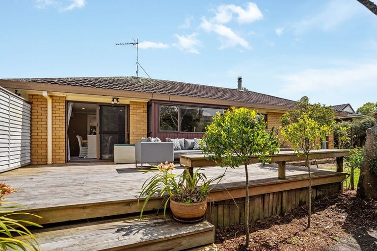 Photo of property in 3 Voltaire Court, Botany Downs, Auckland, 2010