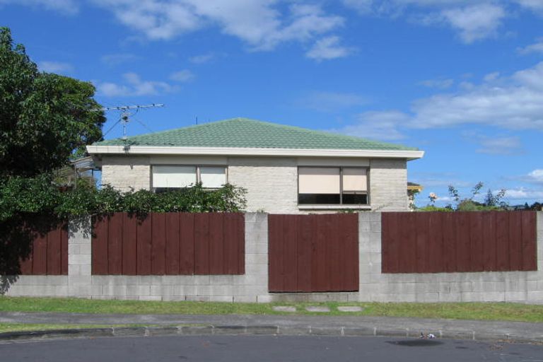 Photo of property in 2/12 Eastwood Rise, Browns Bay, Auckland, 0630