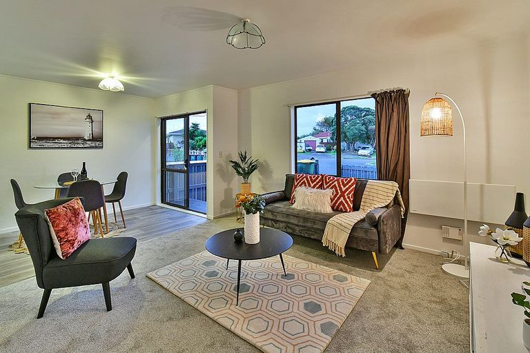 Photo of property in 1/12 De Bloge Place, Clendon Park, Auckland, 2103