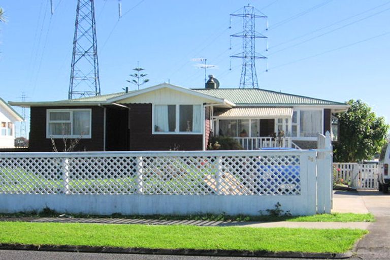 Photo of property in 35 Edgewater Drive, Pakuranga, Auckland, 2010