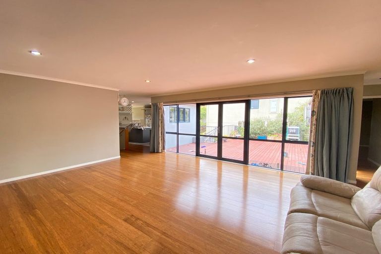 Photo of property in 14 Vicente Place, Oteha, Auckland, 0632