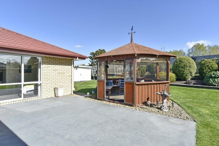 Photo of property in 15 Willowview Drive, Redwood, Christchurch, 8051