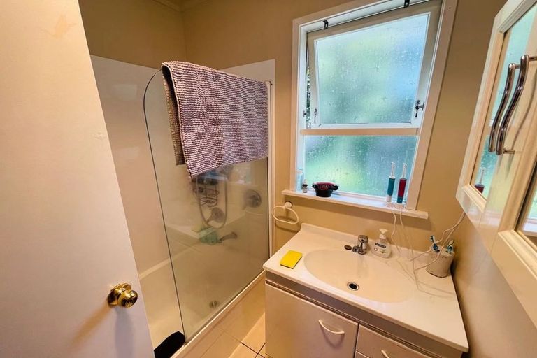 Photo of property in 1/5 Mchardy Place, Glenfield, Auckland, 0627