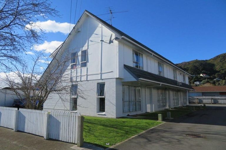 Photo of property in 6a Flock Grove, Fairfield, Lower Hutt, 5011