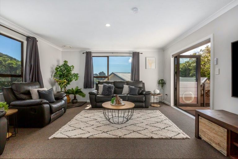 Photo of property in 76 Omapere Street, Whitby, Porirua, 5024
