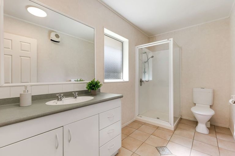 Photo of property in 10 Stewart Gibson Place, Manurewa, Auckland, 2105