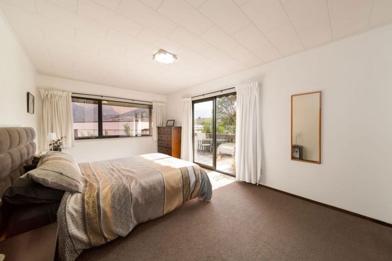 Photo of property in 18 Poplar Drive, Kelvin Heights, Queenstown, 9300