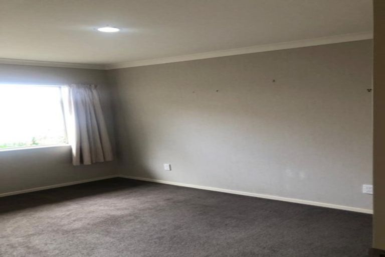 Photo of property in 17 Balmerino Grove, Waikanae, 5036