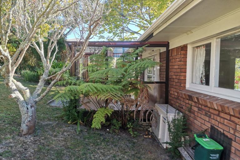 Photo of property in 2/5 Keldale Place, Forrest Hill, Auckland, 0620