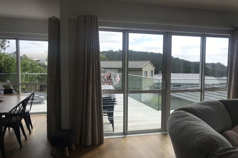 Photo of property in 32 Ngahere Views, Orewa, 0931
