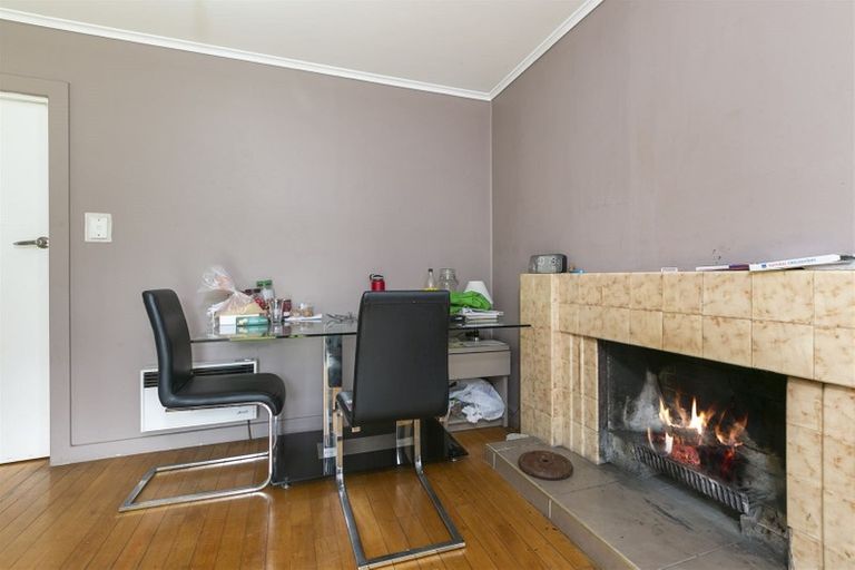 Photo of property in 17 Staveley Avenue, Mount Roskill, Auckland, 1041