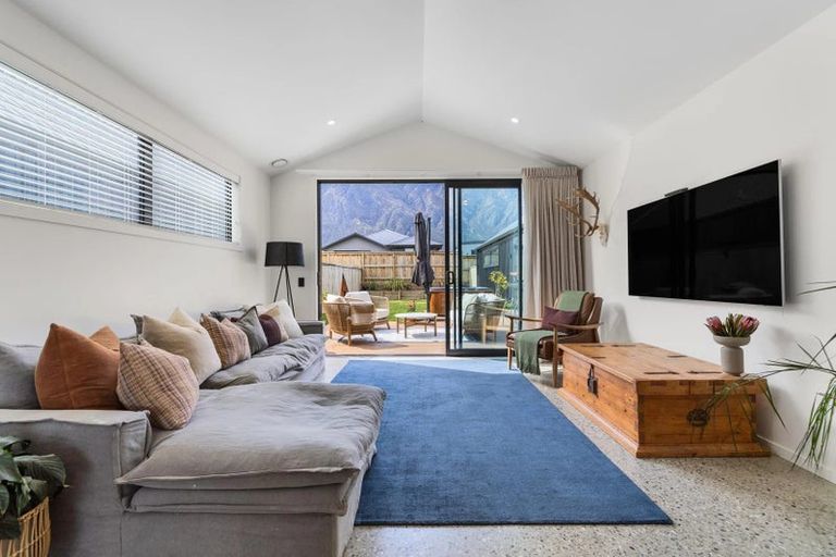 Photo of property in 35 Cheviot Street, Jacks Point, 9371