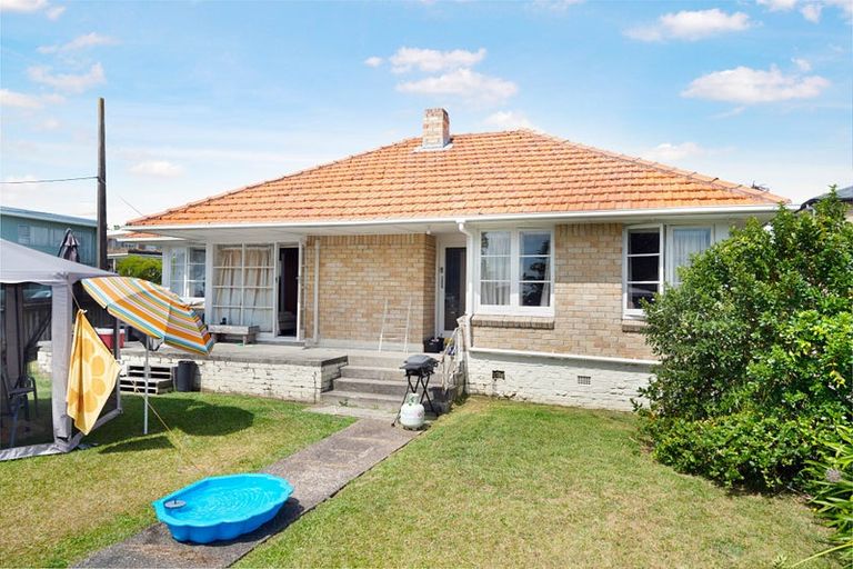 Photo of property in 4134 Great North Road, Glendene, Auckland, 0602