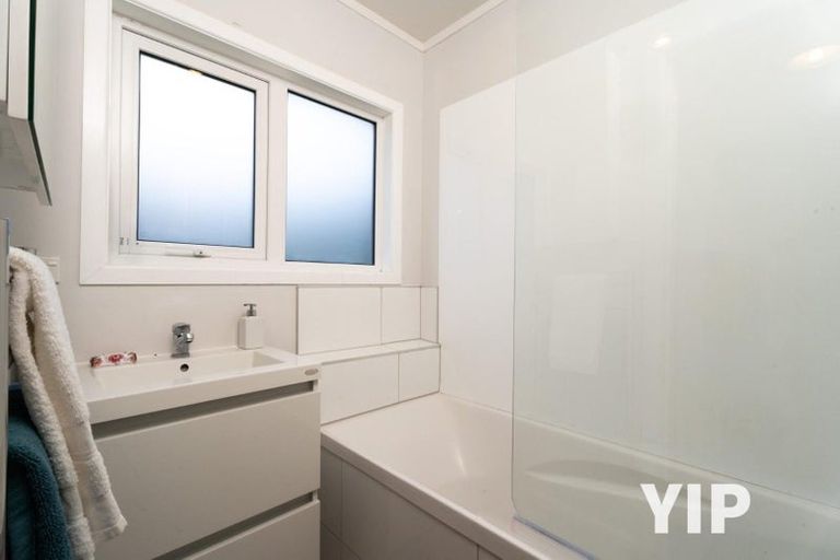 Photo of property in 9 Chetwode Grove, Newlands, Wellington, 6037