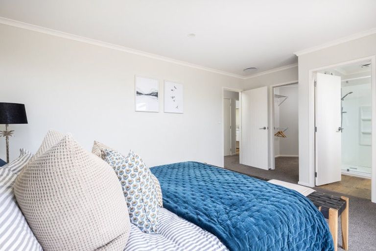 Photo of property in 3 Oakmont Crescent, Waiwhakaiho, New Plymouth, 4312