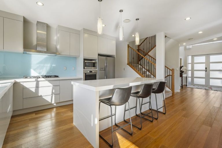 Photo of property in 5 Bintulu Place, Fairview Heights, Auckland, 0632