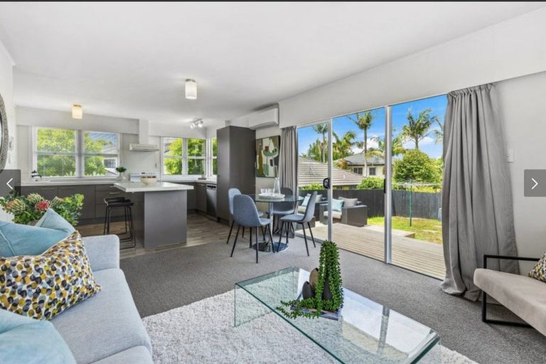 Photo of property in 2/111 Hobsonville Road, West Harbour, Auckland, 0618