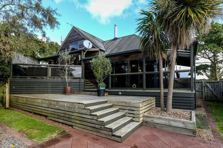 Photo of property in 71 Wairau Road, Oakura, 4314