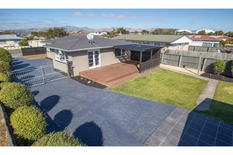 Photo of property in 12 Rosanna Place, Aranui, Christchurch, 8061