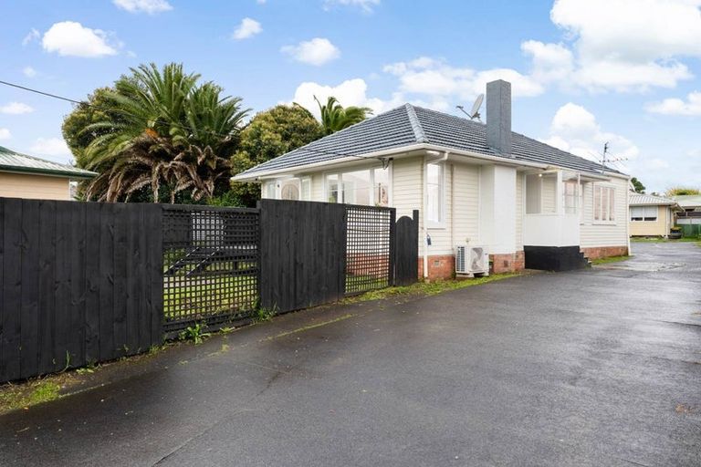 Photo of property in 4 Kirrie Avenue, Te Atatu South, Auckland, 0610