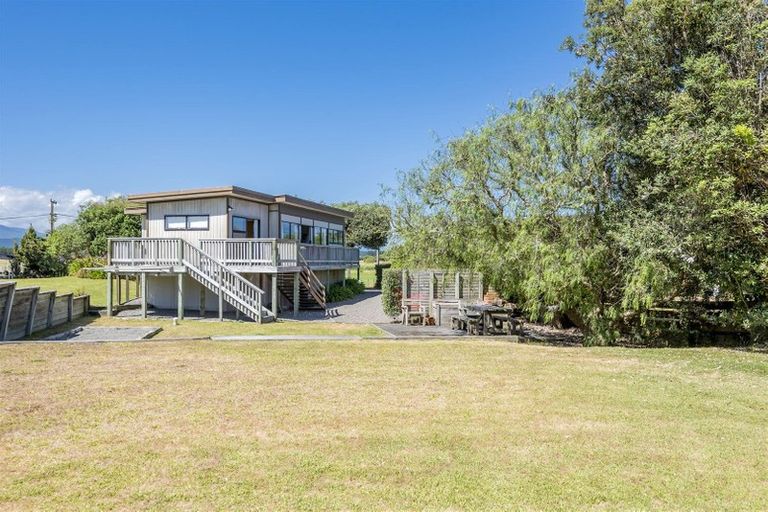 Photo of property in 668 Waikawa Beach Road, Waikawa Beach, Manakau, 5573