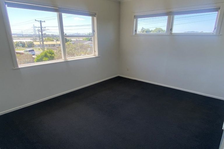 Photo of property in 98 Tirimoana Road, Te Atatu South, Auckland, 0602