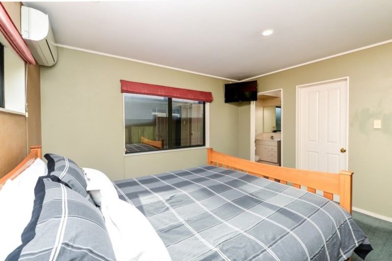 Photo of property in 48 Waiwherowhero Drive, St Andrews, Hamilton, 3200