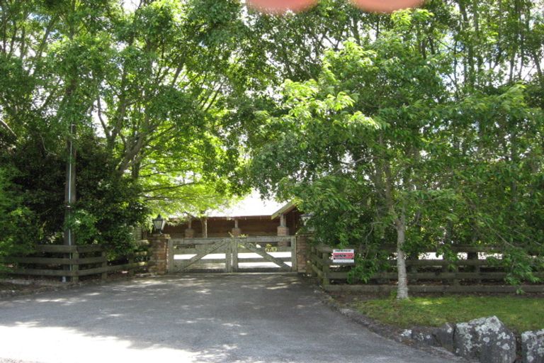 Photo of property in 670 Waitakere Road, Kumeu, 0891
