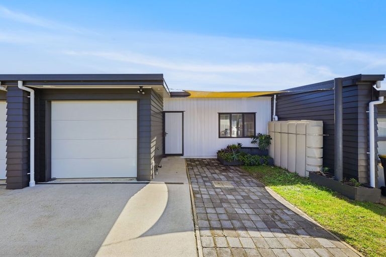 Photo of property in 25 Tuuhura Road, Pukekohe, 2120