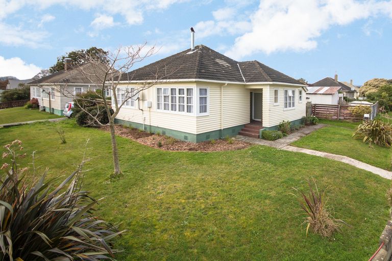 Photo of property in 1 Upham Terrace, Roslyn, Palmerston North, 4414