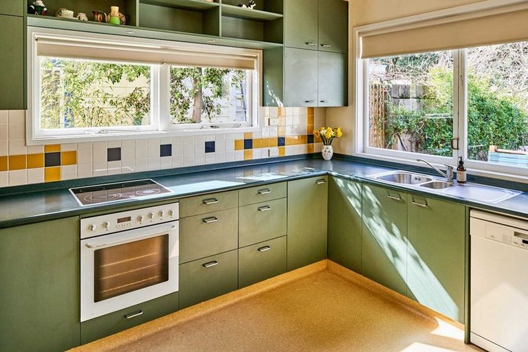 Photo of property in 143 Marine Parade, Eastbourne, Lower Hutt, 5013